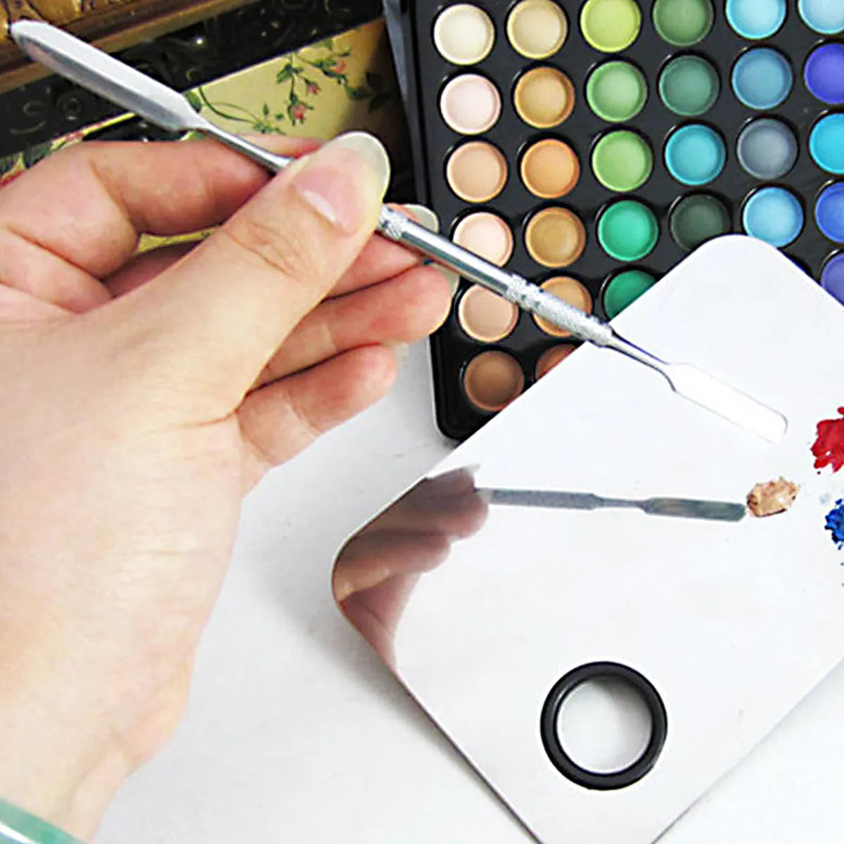Mixing palette and spatula in use with pigments